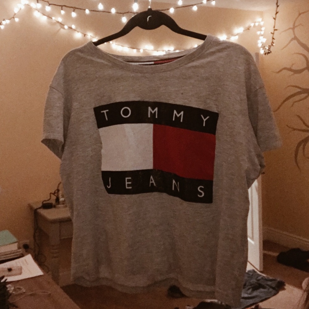 URBAN OUTIFTTERS Tommy Jeans grey tee
